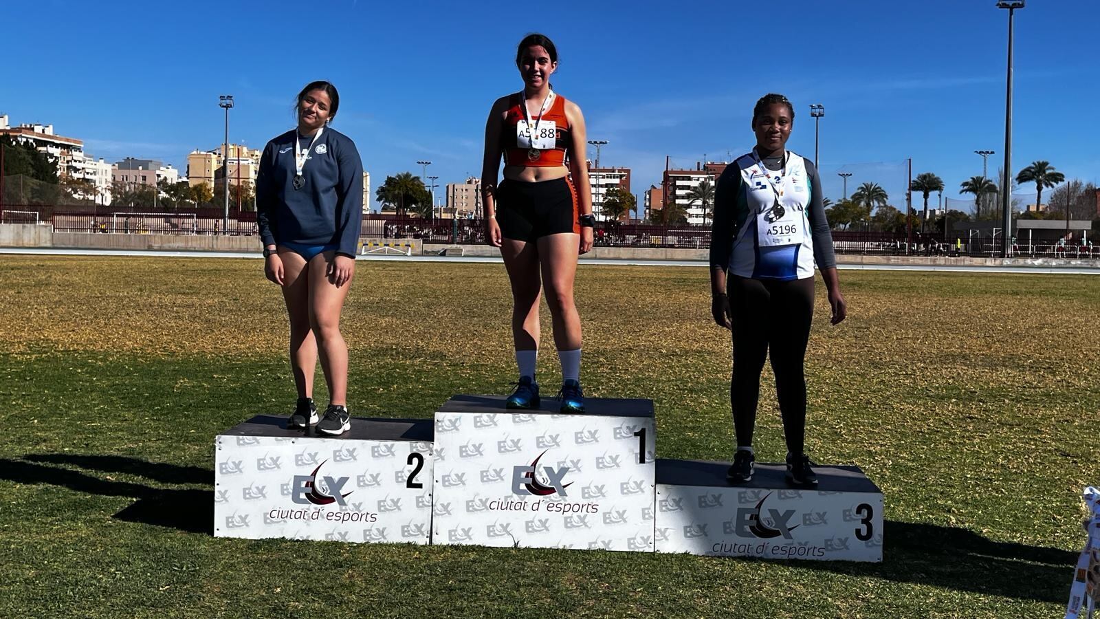 Anhara Ortega en lo más alto del podio