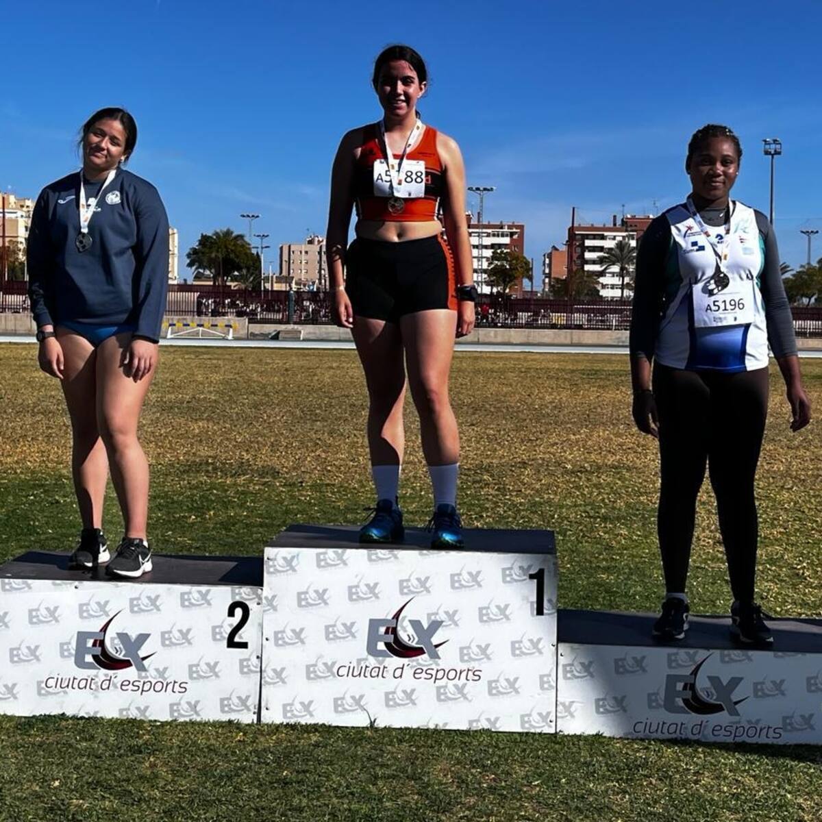 Anhara Ortega (C. A. Novelda Cableworld), campeona provincial Sub-16 de lanzamiento de peso