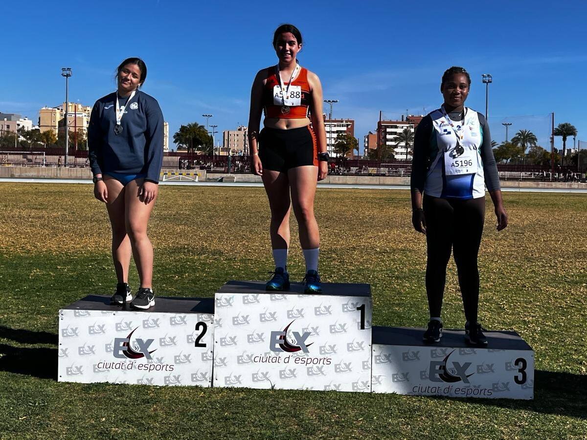Anhara Ortega (C. A. Novelda Cableworld), campeona provincial Sub-16 de lanzamiento de peso