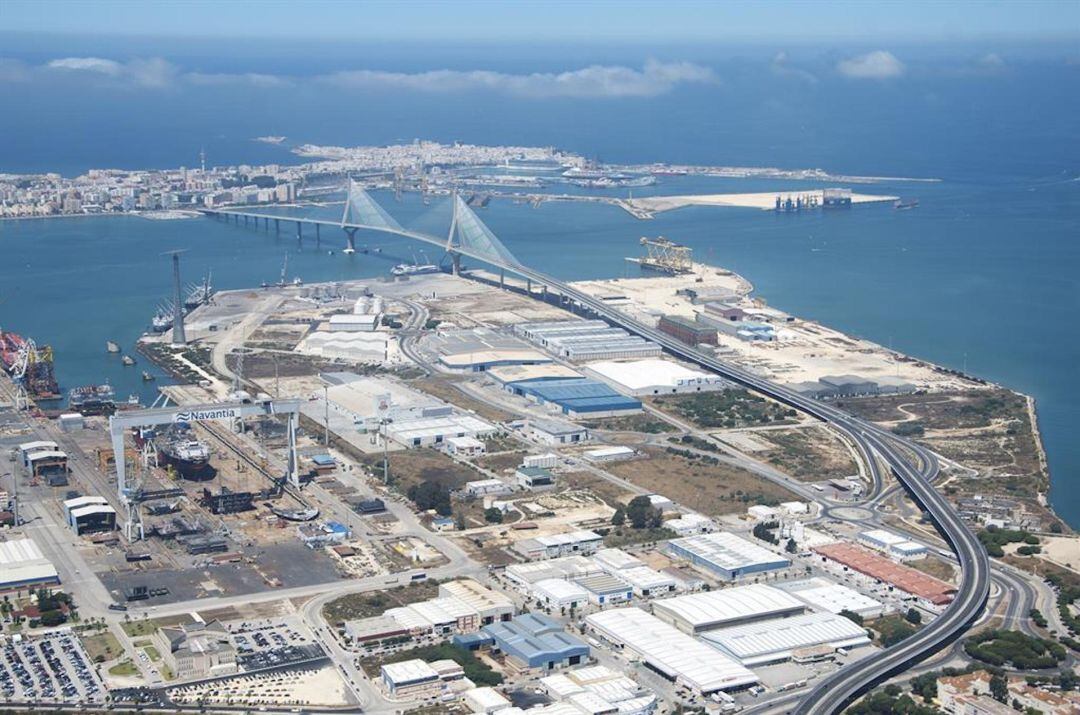 Imagen aérea con el muelle de La Cabezuela al fondo 