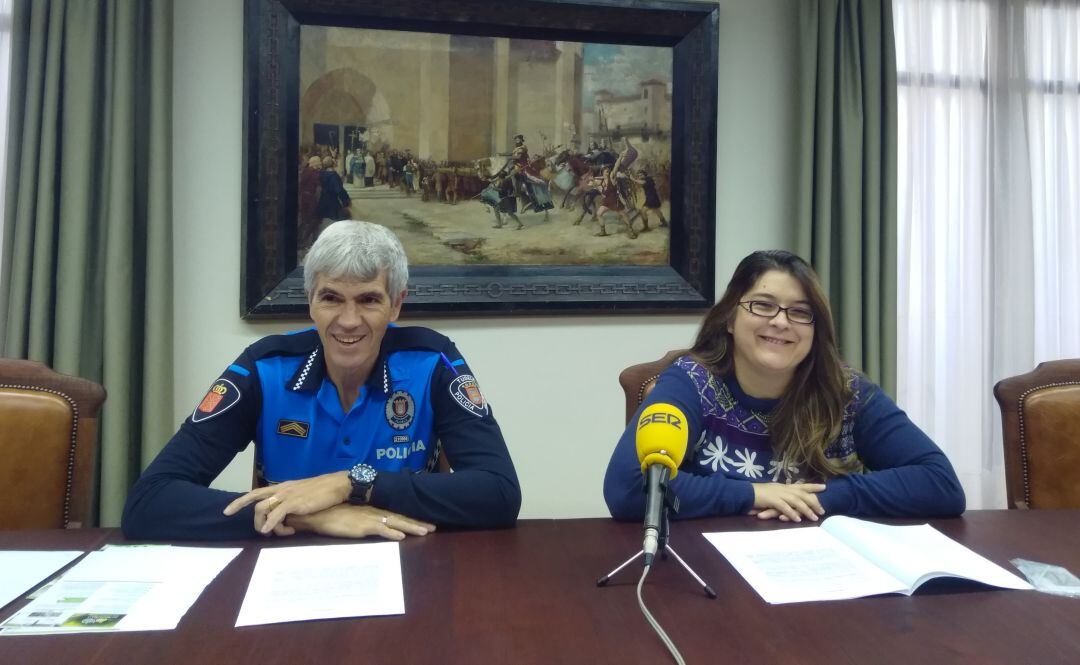 La concejala de Medioambiente, Olga Risueño, y el Jefe de la Policía Local José Ángel Santamaría, en la presentación de la iniciativa