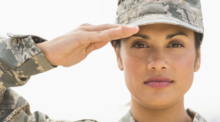 Imagen de una mujer soldado.