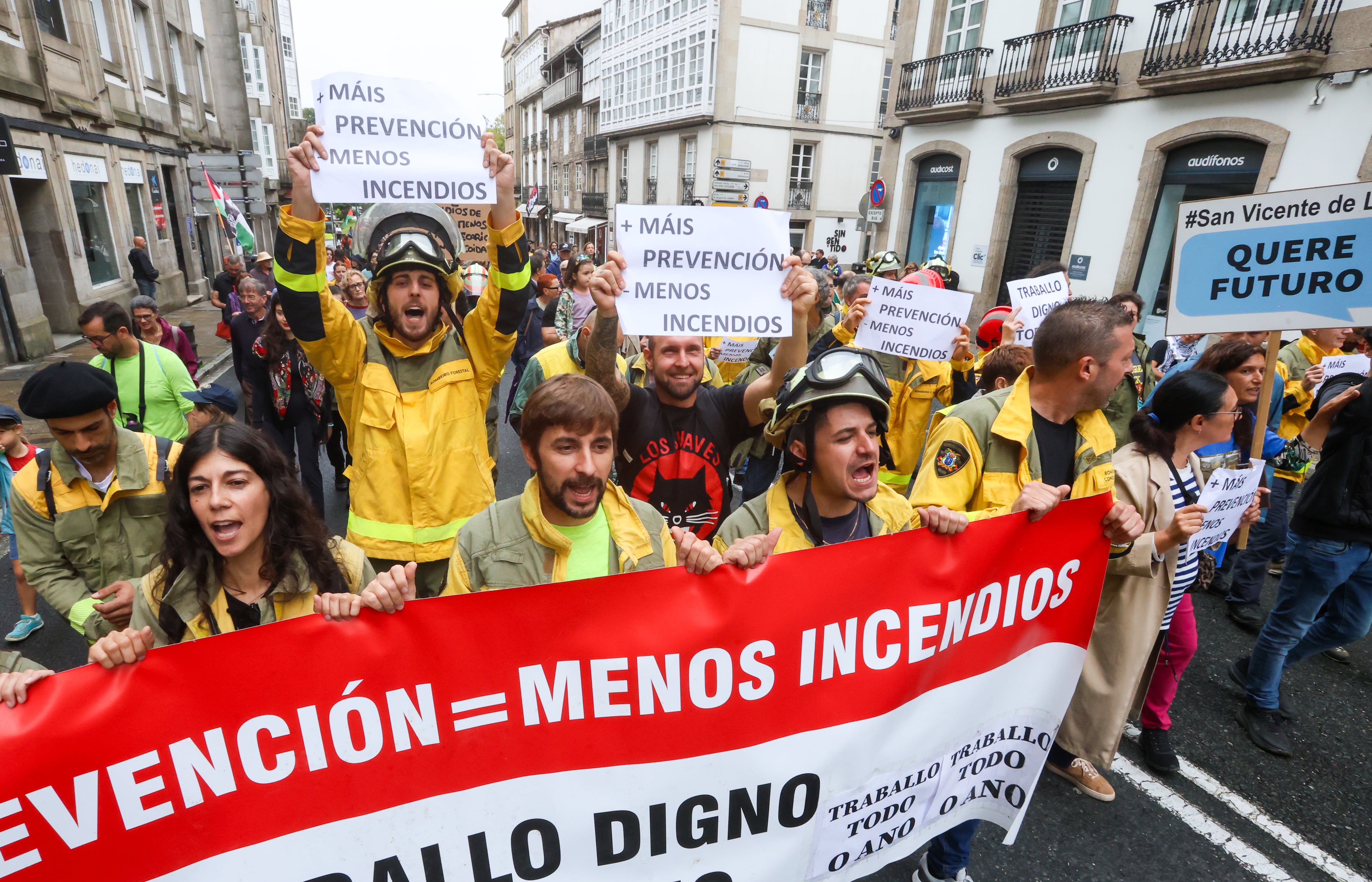 SANTIAGO DE COMPOSTELA, 14/09/2025.- Numerosos colectivos de Galicia se han manifestado esta mañan en Santiago de Compostela para protestar por la actuación de la Xunta en los incendios forestales del pasado mes de agosto y pedir un monte vivo y con futuro. EFE/Xoán Rey.
