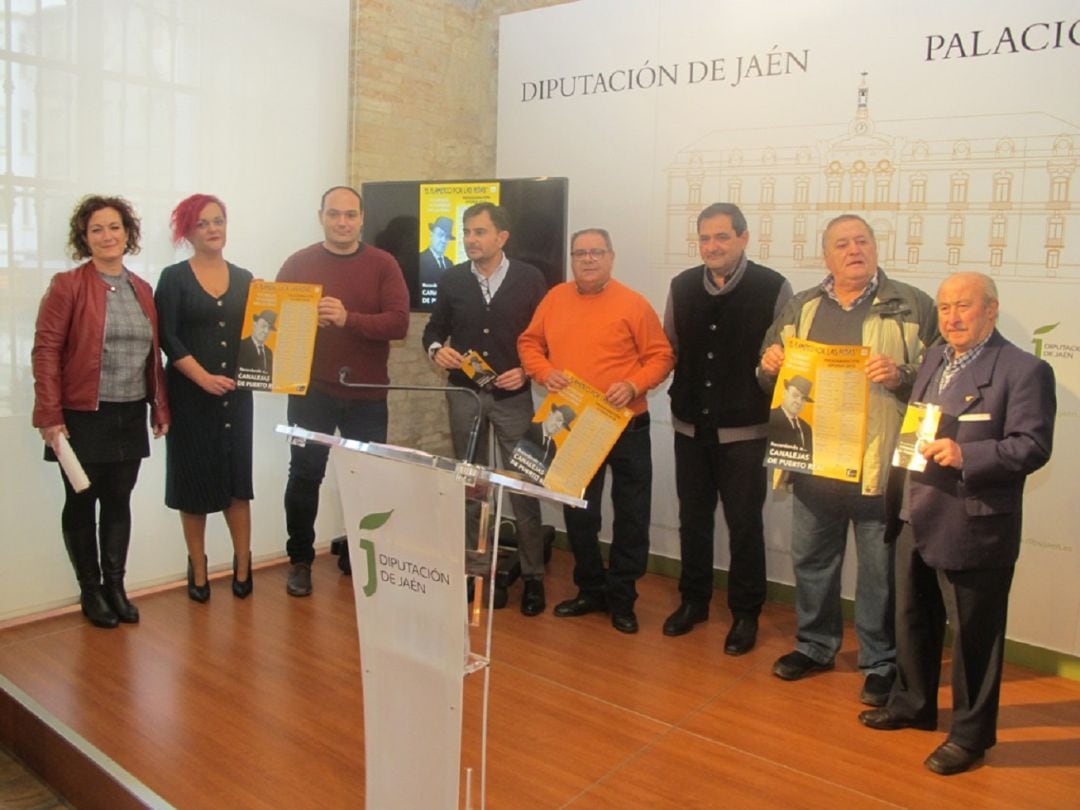 Foto de familia con diputado, presidente de la Federación Provincial y familiares de &#039;Canalejas de Puerto Real&#039;