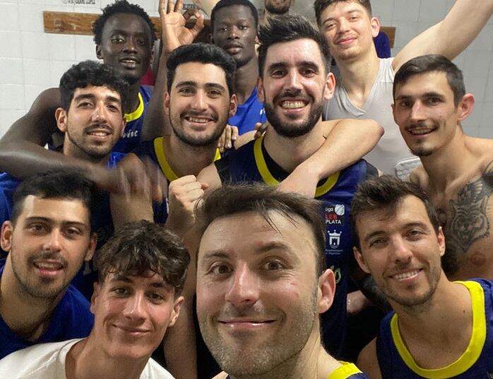 La plantilla celebra el triunfo