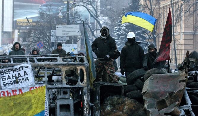 Diputados de la Cámara Baja ucraniana aplauden durante una sesión extraordinaria en el Parlamento de Kiev