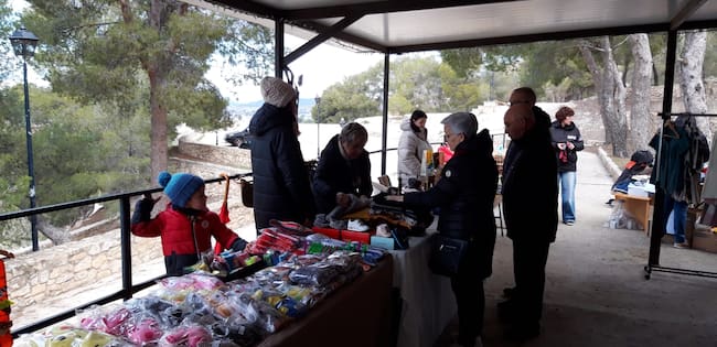 Mercadillo vecinal solidario en Las Cruces
