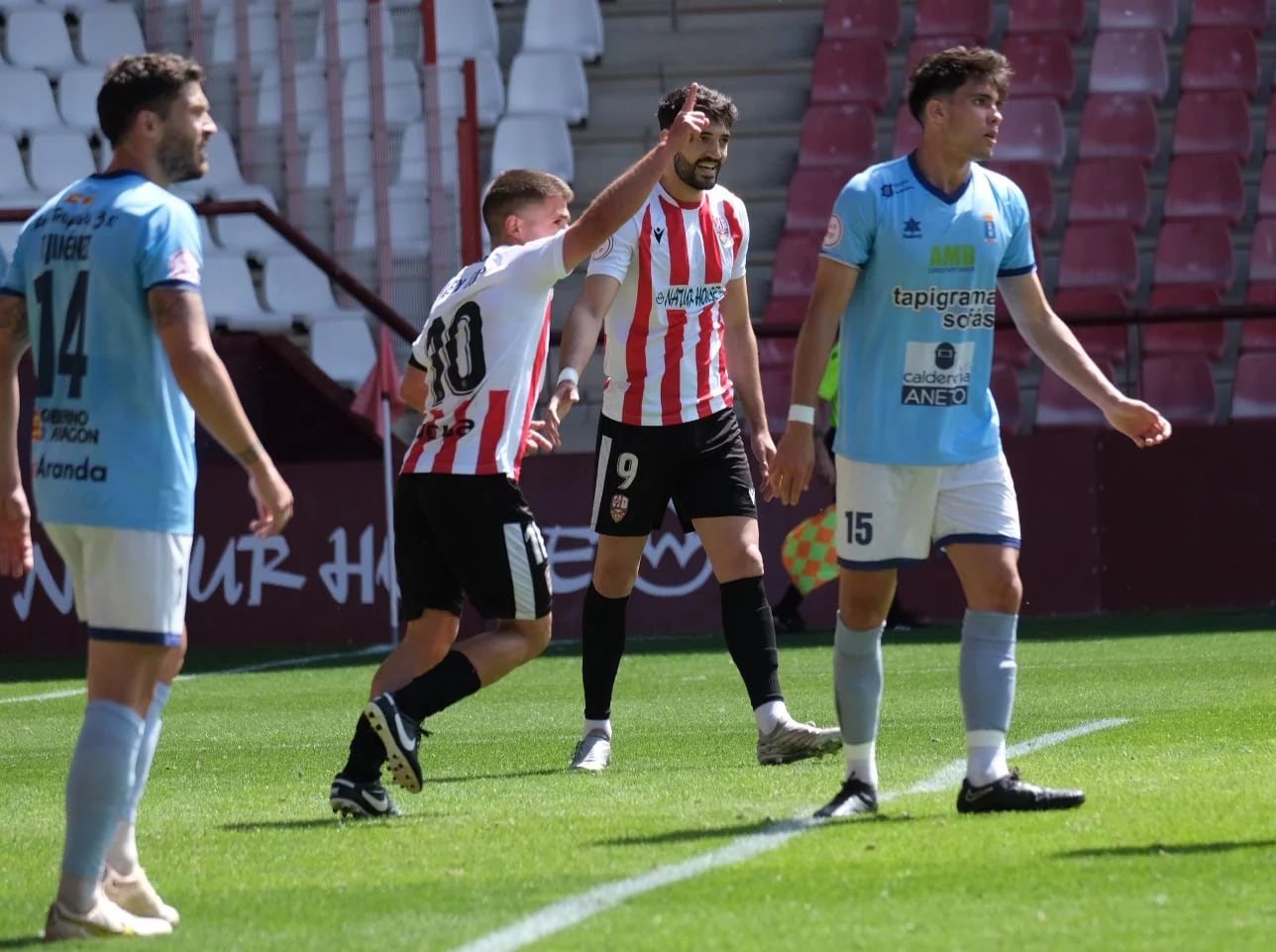 Álex Arias celebra su tanto en Las Gaunas ante el Brea / riojapress