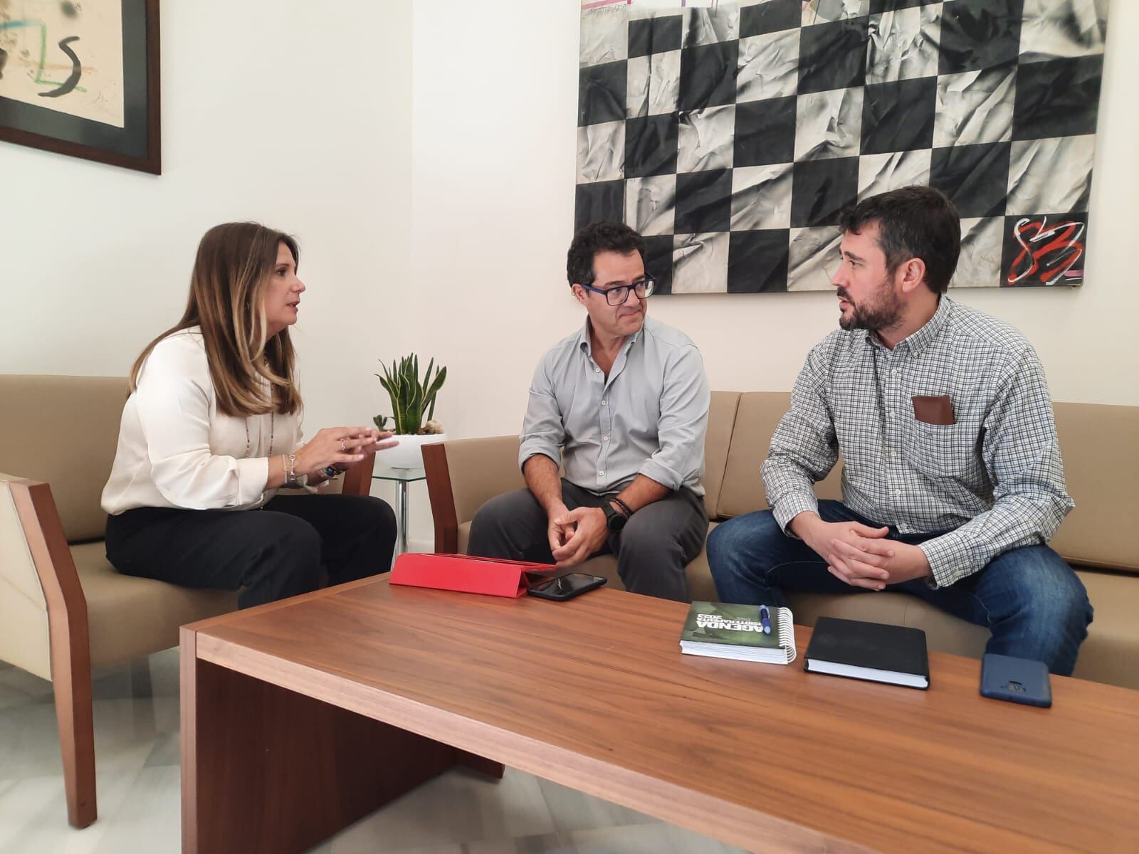 Reunión de la alcaldesa Auxi del Olmo con el gerente de Resurja y el concejal de Salud y Consumo.