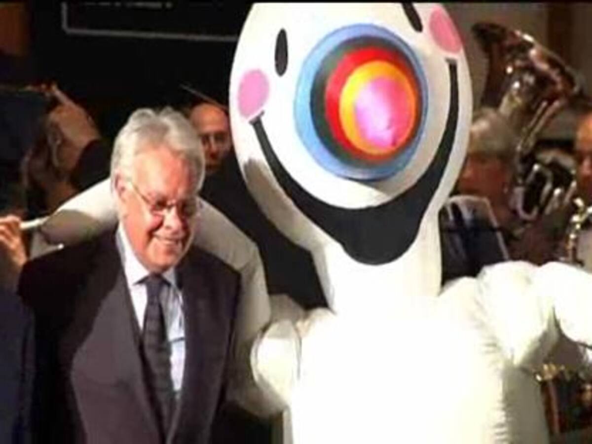 Felipe González se reencuentra con la mascota de la Expo 20 años después