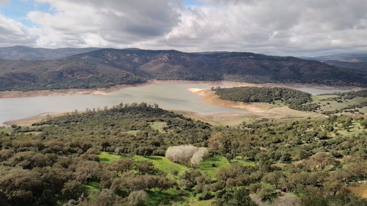 Instalación de una toma flotante en la presa de Guadarranque
