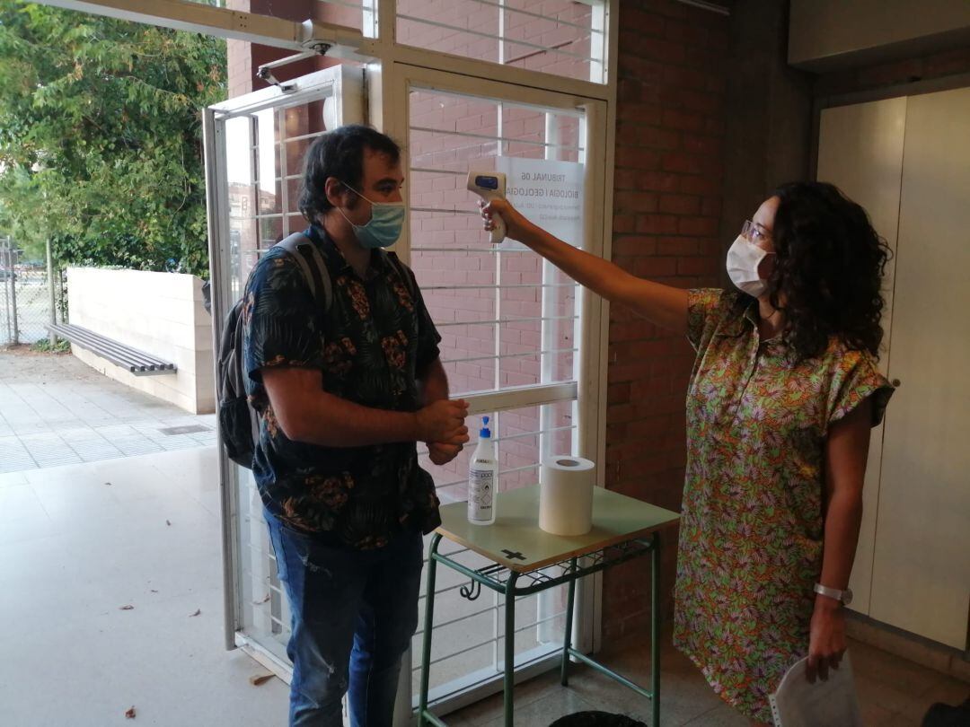 Els professors també s&#039;han hagut de sotmetre a la presa de temperatura quan han accedit als centres.