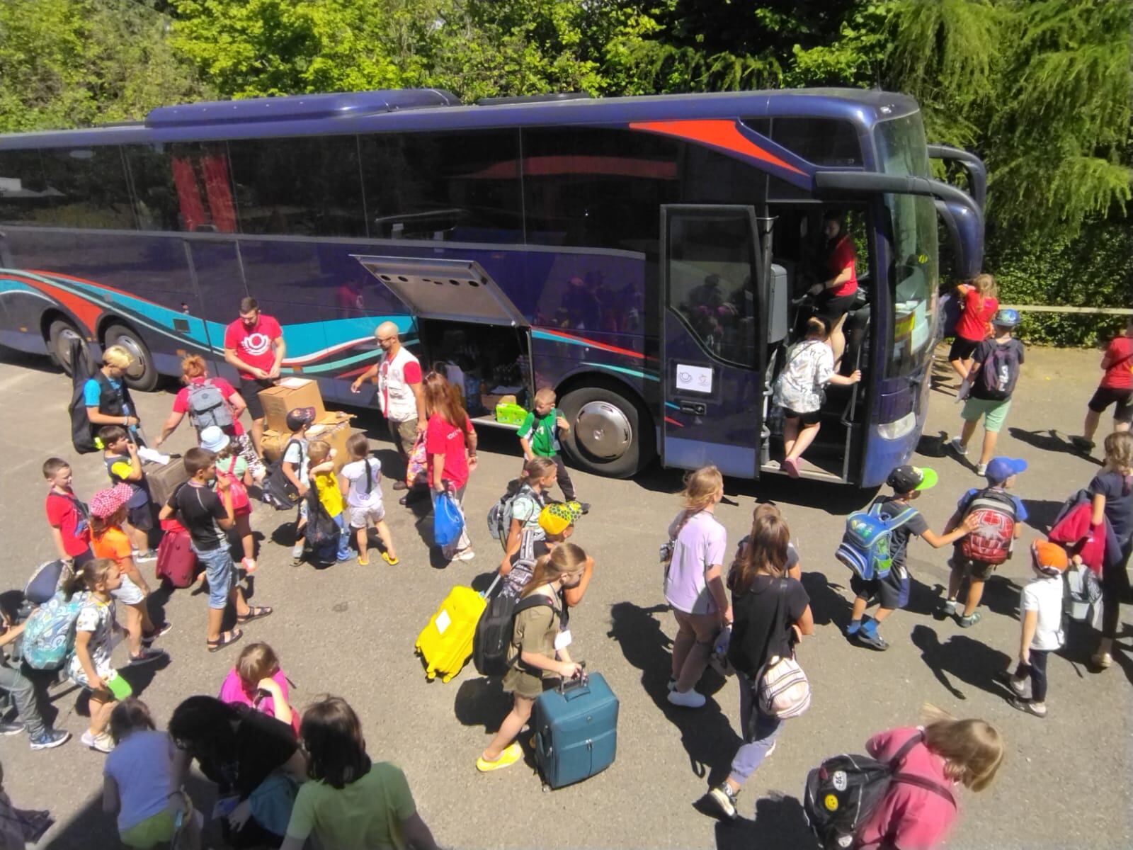 Menores ucranianos llegan a la Comunitat Valenciana en el autobús de Juntos por la Vida.