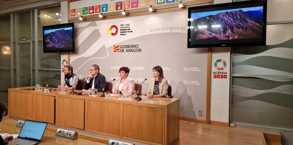 El director de la candidatura, Álex Varela; el director general de Deporte del Gobierno de Aragón, Mariano Soriano; la diputada delegada de Deportes de la DPH, Sofía Avellanas; y la vocal de la RFEA, Isabel Macías