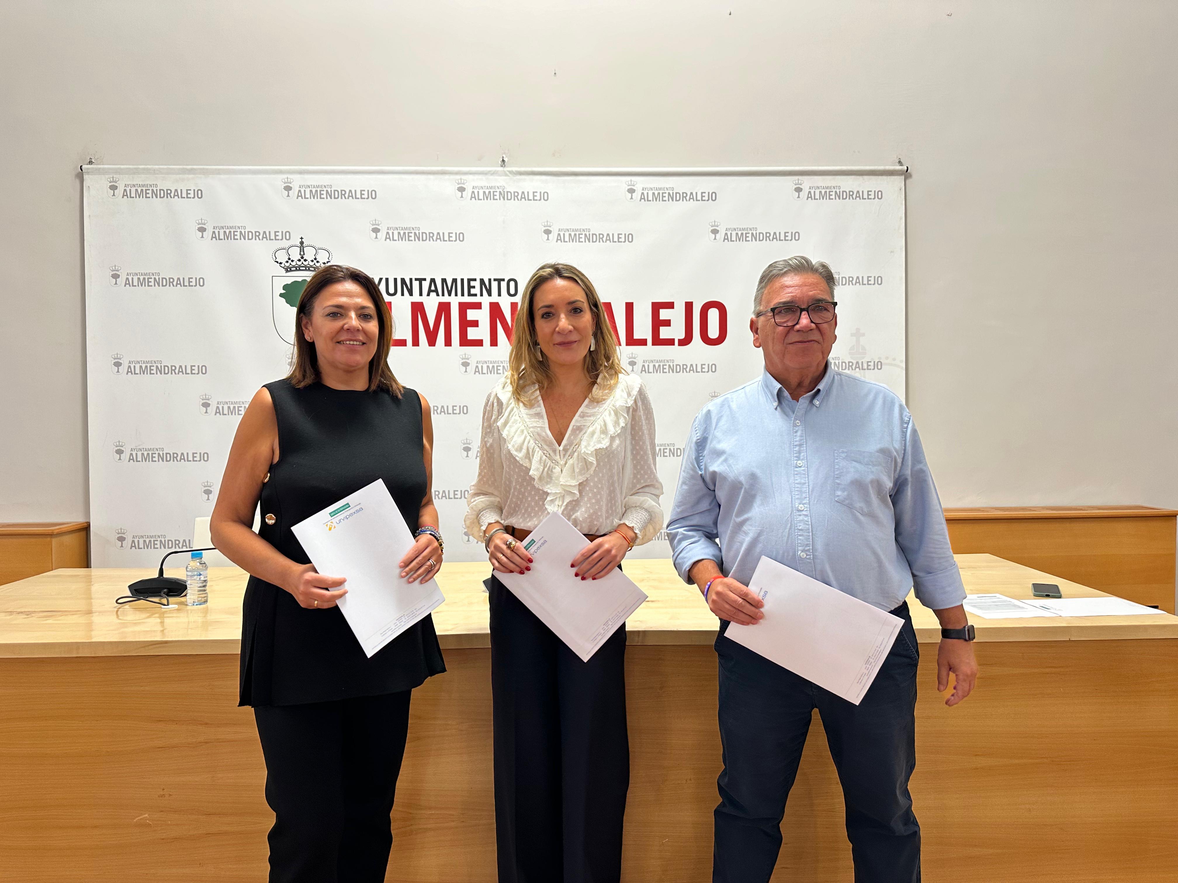 La concejala de Urbanismo, Josefina Barragán, la directora gerente de Urvipexsa, Marta Herrera, y el alcalde de Almendralejo, José María Ramírez