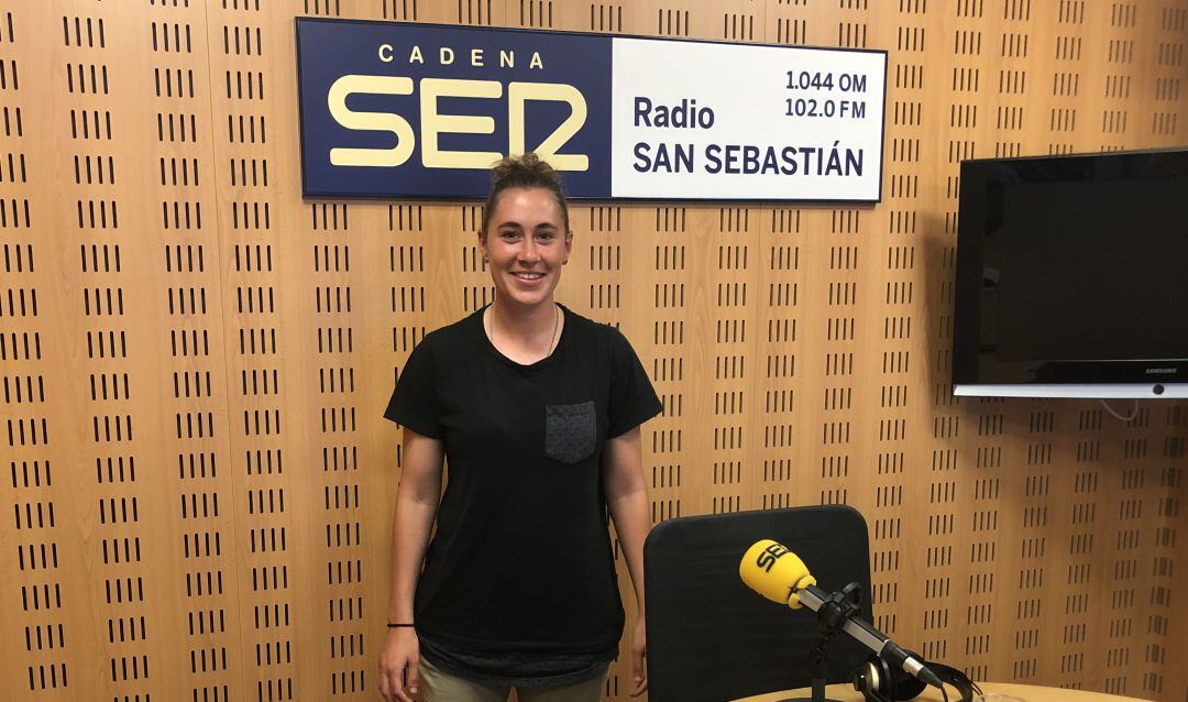 Nuria Mendoza en los estudios de Radio San Sebastián