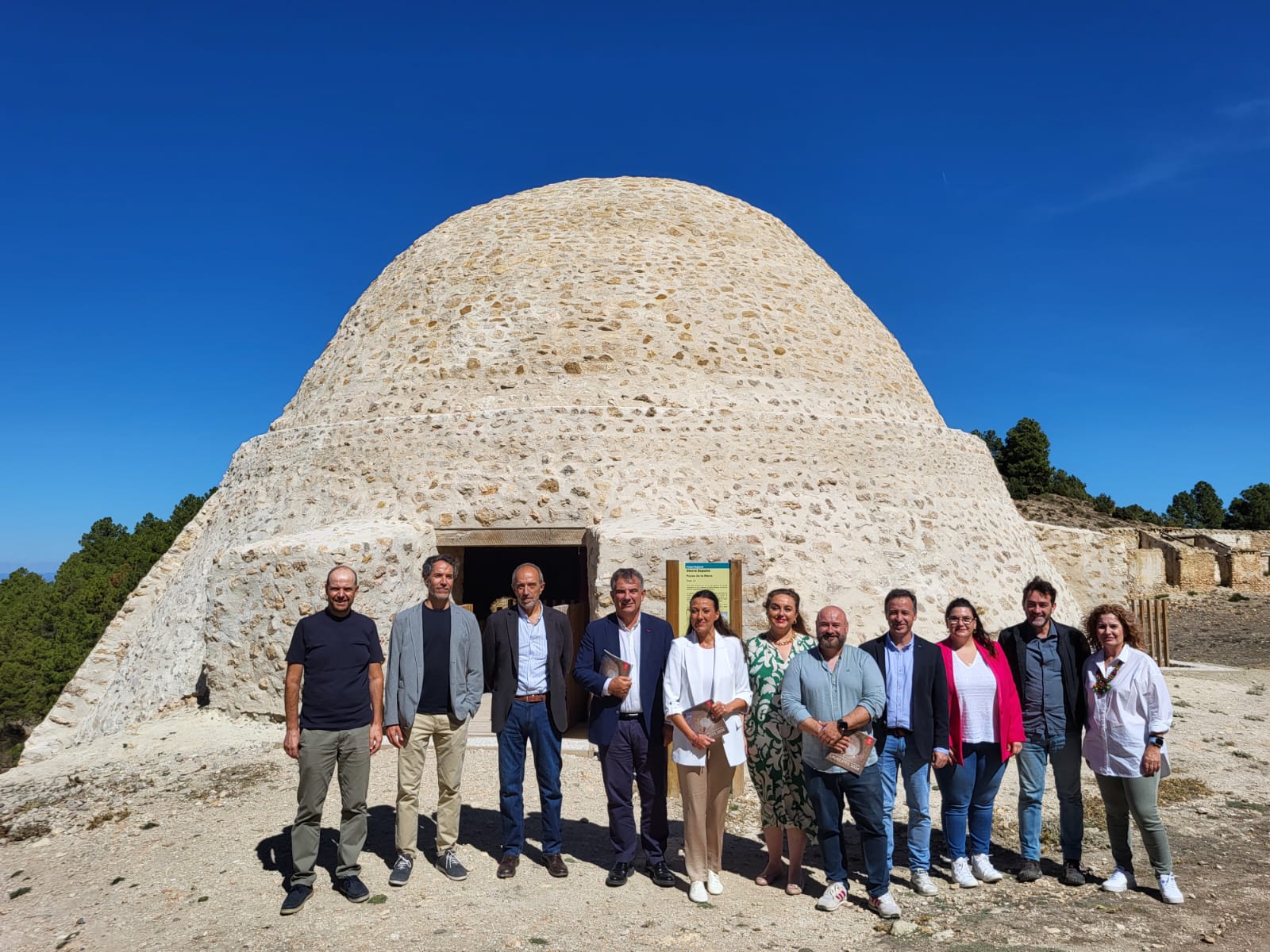 El consejero de Medio Ambiente, Juan María Vázquez, y la consejera de Turismo  y Cultura,, Carmen Conesa, acompañados por el representante de Hispania Nostra, descubren la placa que acredita la restauración de los Pozos de la Nieve como uno de los premios concedidos por Europa Nostra