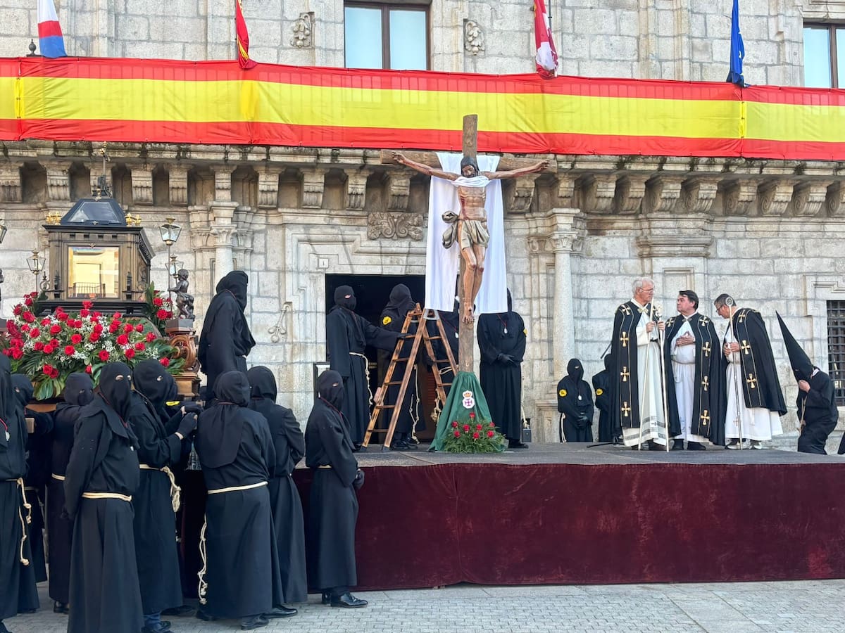 El desenclavo y la procesión del Entierro cierran el Viernes Santo en Ponferrada