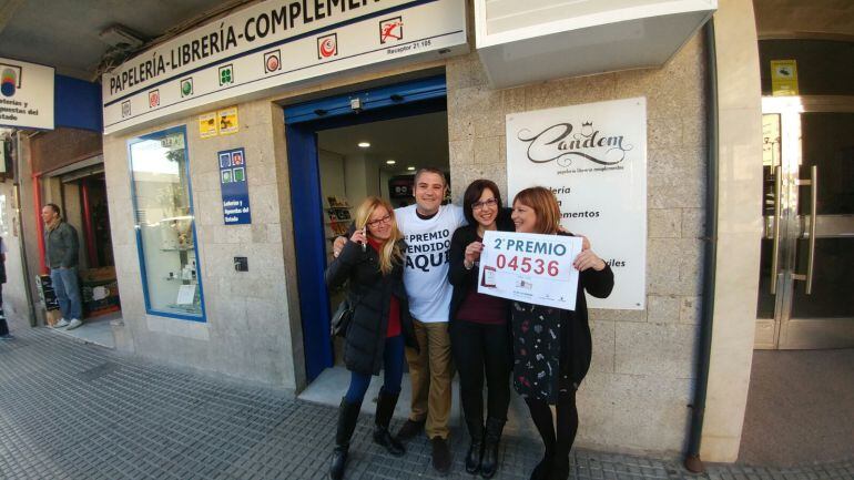 La papelería Candem, en Los Delfines, celebrando el segundo premio de la Lotería de Navidad que ha repartido