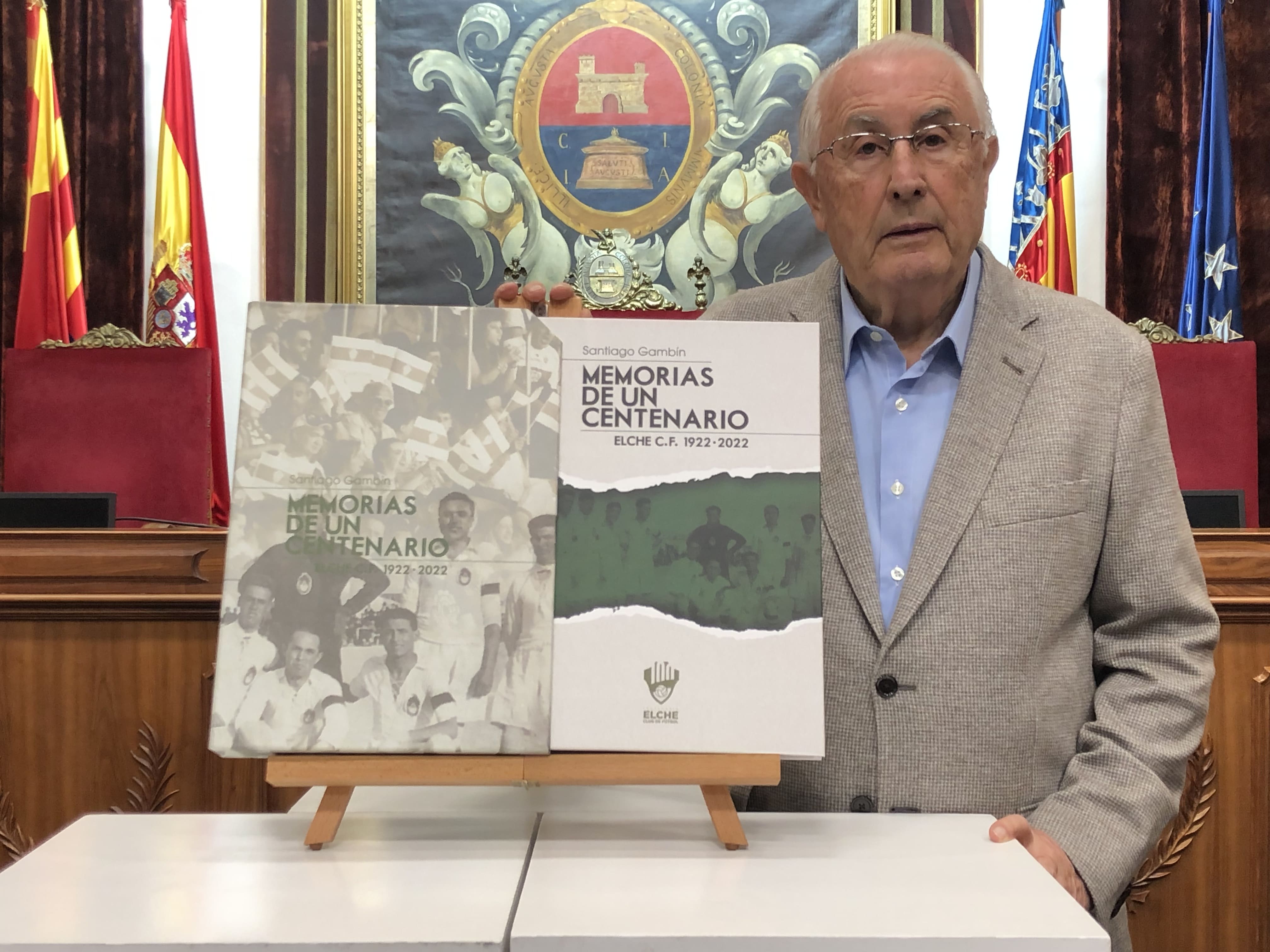 Santiago Gambín con su libro en el Salón de Plenos del Ayuntamiento de Elche