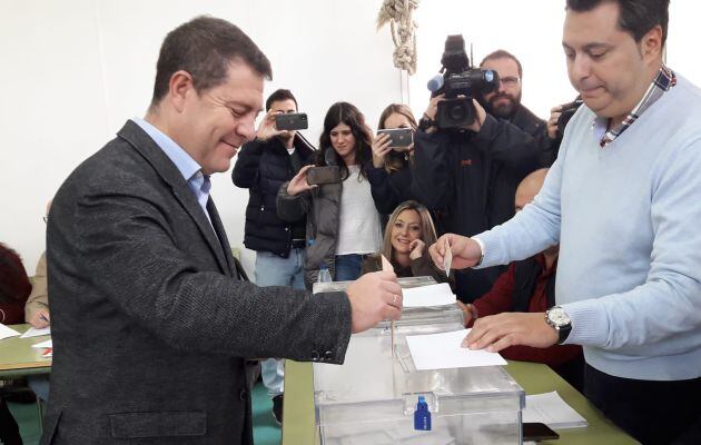 Emiliano García-Page votando en Toledo