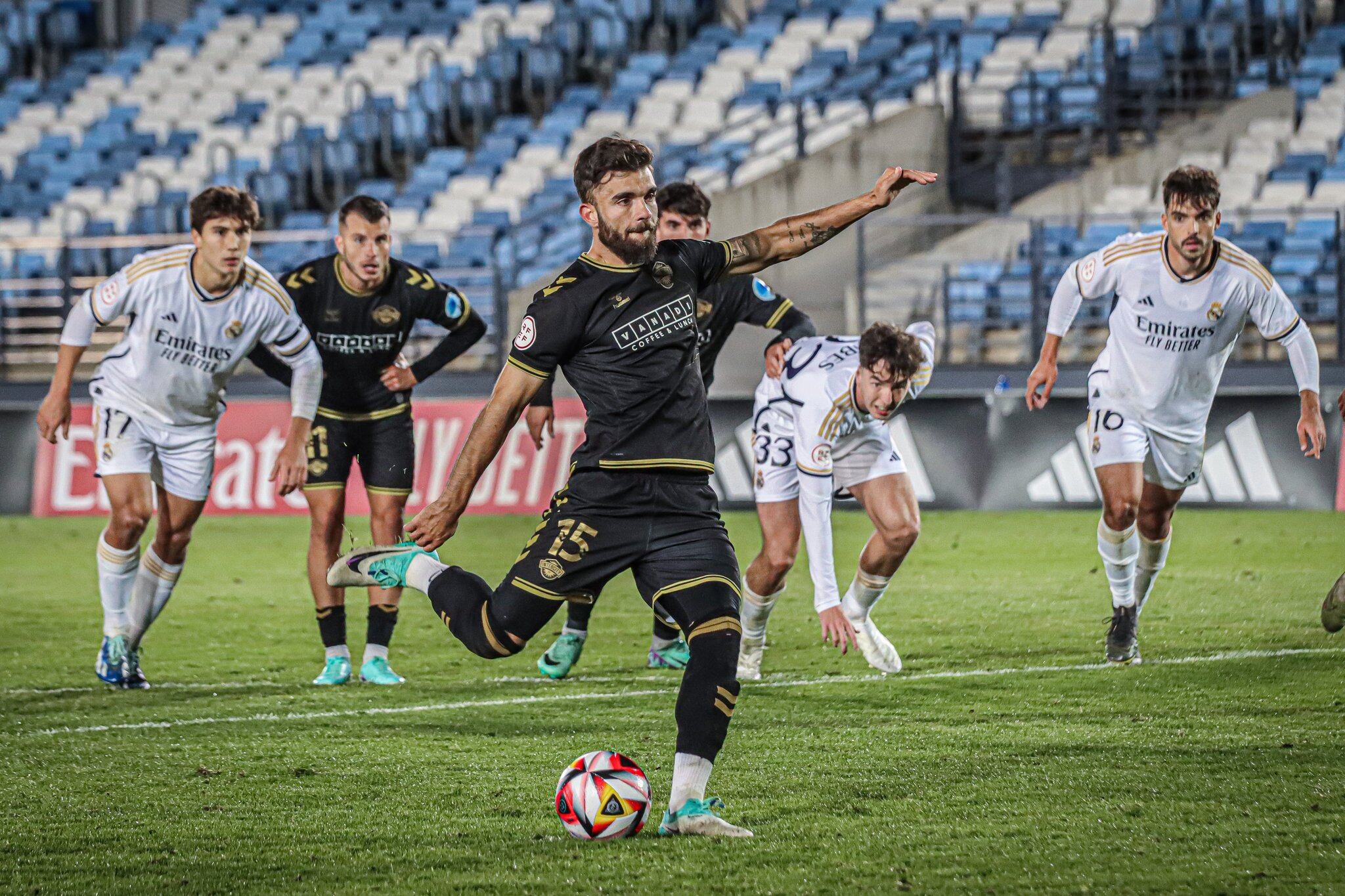 Álvaro Pérez lanza el penalti que supuso el 3-2. Foto: CF Intercity