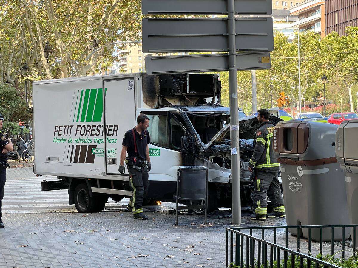 Crema un camió frigorífic a l'avinguda Diagonal de Barcelona sense provocar ferits