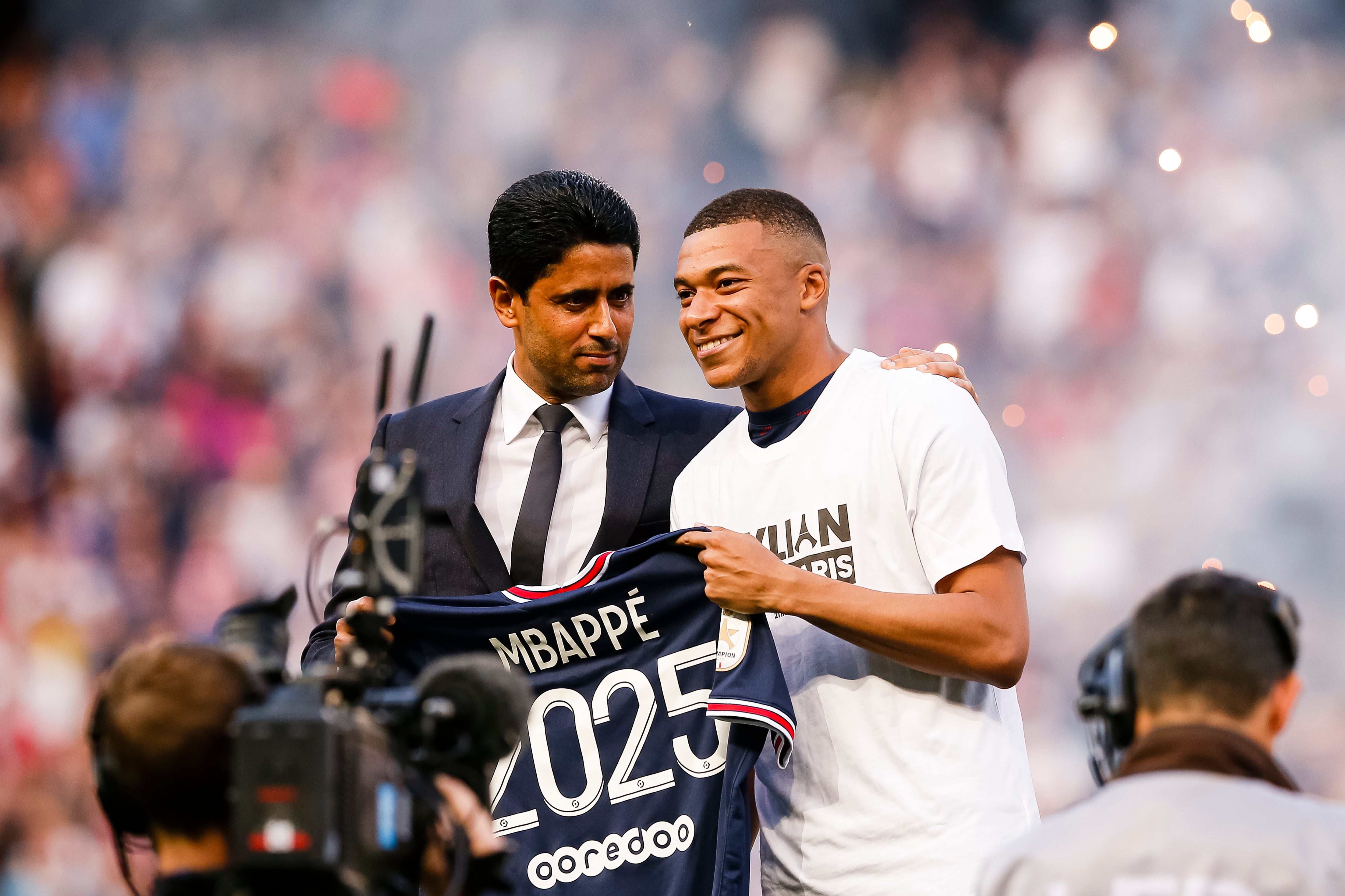 Kylian Mbappé, junto al presidente del PSG, Nasser Al-Khelaifi