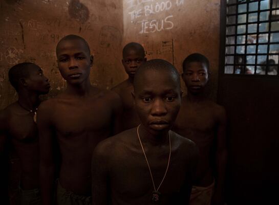 Por sus fotografías sobre la la situación en la que viven encarcelados adolescentes en las prisiones de Sierra Leona.