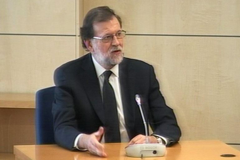 Imagen capturada de la señal de vídeo institucional que muestra al presidente del Gobierno, Mariano Rajoy, durante su declaración como testigo en la Audiencia Nacional en San Fernando de Henares (Madrid) en el macrojuicio de corrupción de la trama Gürtel
