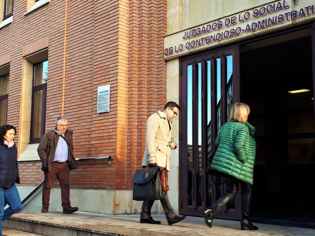 El abogado, Jaime Valladolid, entra en el Juzgado, seguido port el coordinador regional de USAGA, Fernando Marrón