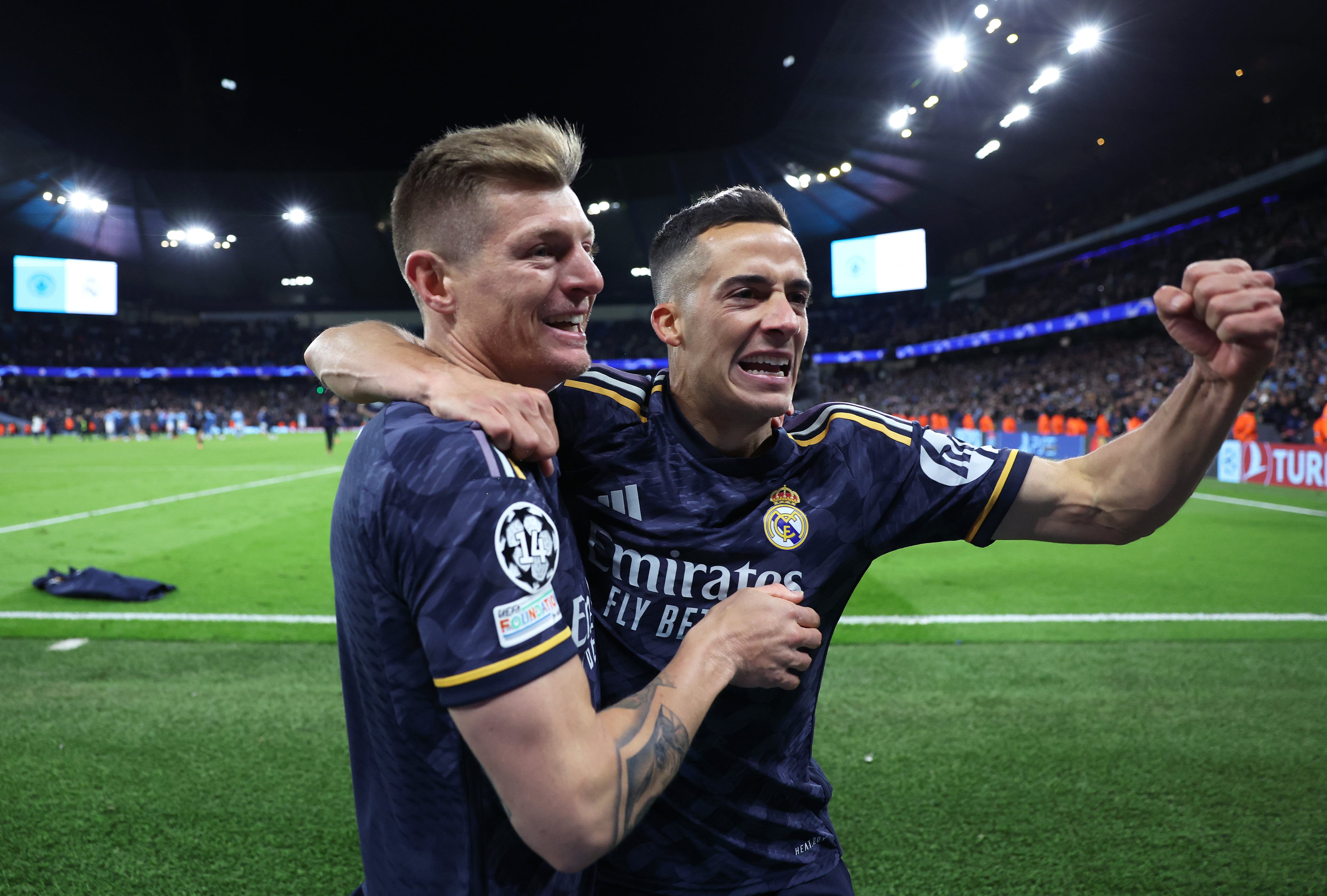 Celebración entre Lucas Vázquez y Toni Kroos