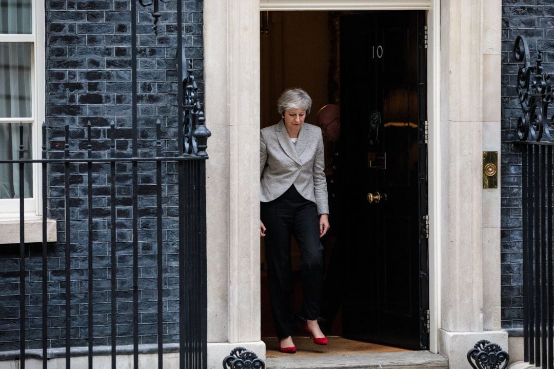 La primera ministra de Reino Unido, Theresa May, saliendo del número 10 de Downing Street