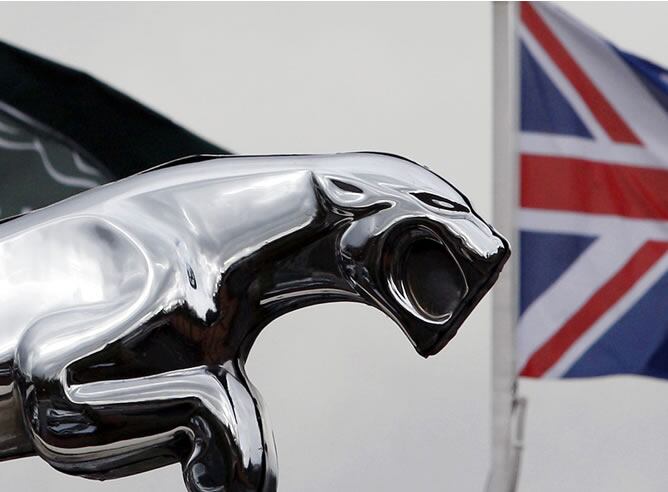 Imagen del Jaguar de plata, insignia del famoso coche
