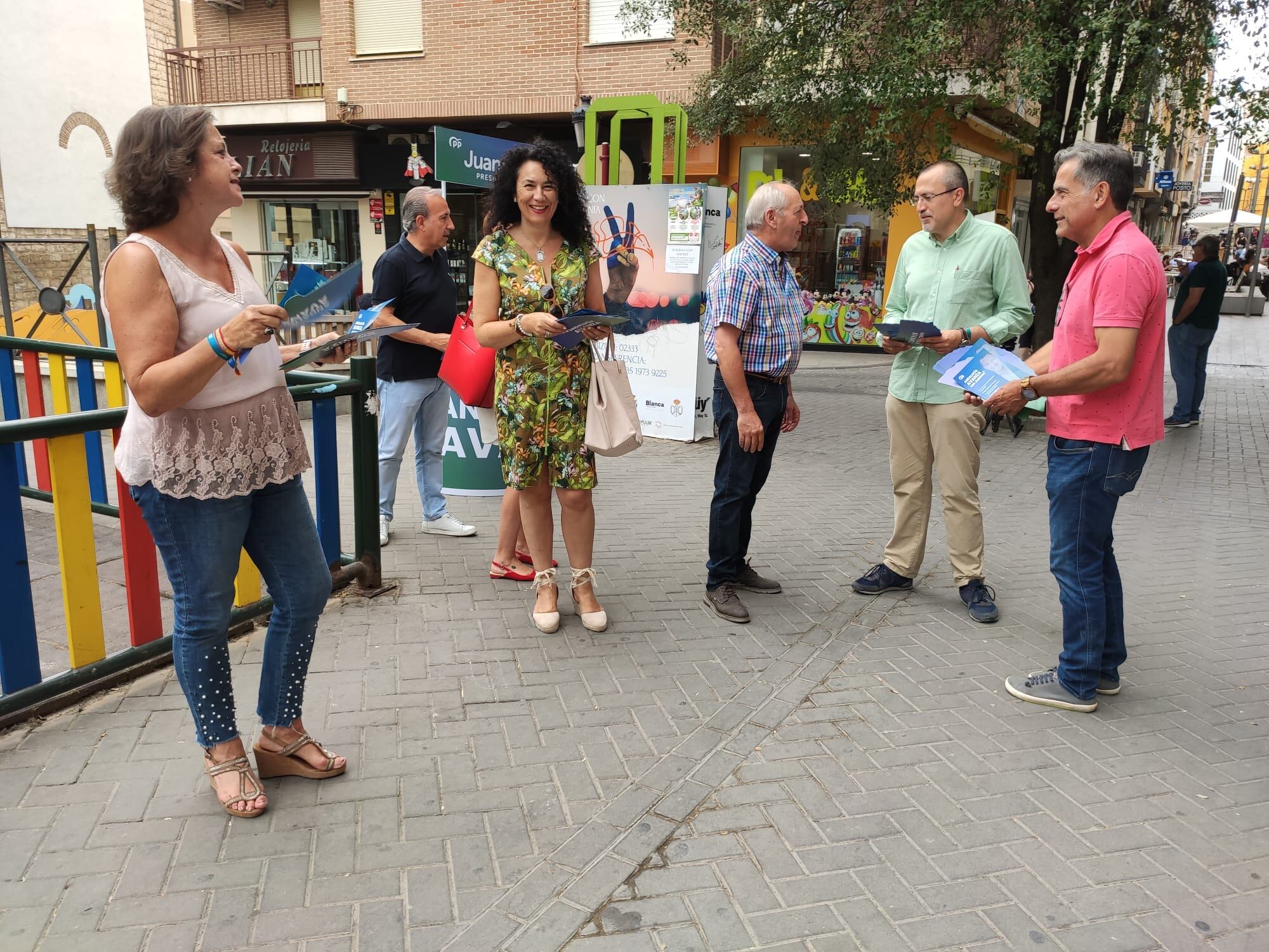 Candidatos, candidatas y miembros del PP de Jaén durante un reparto de material electoral en el centro de Jaén