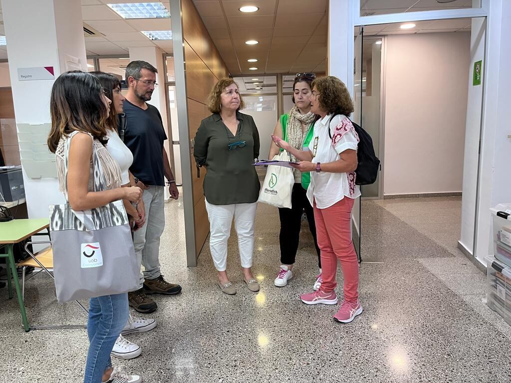 Los profesores han entregado una copia del manifiesto a la Delegada de Educación en las Pitiusas