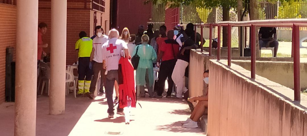 Imagen del momento en el que los temporeros han sido desconfinados en el pabellón Jorge Juan