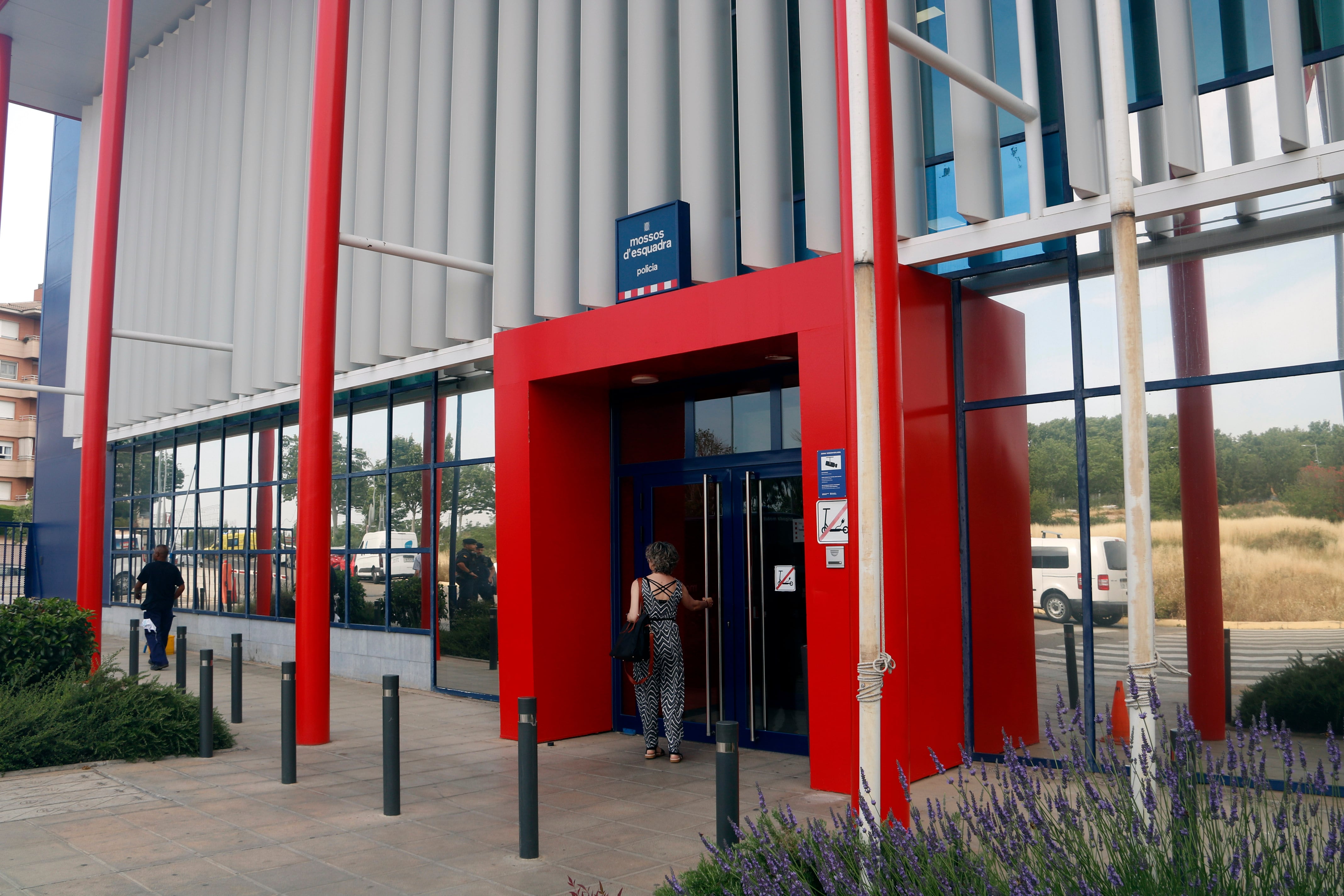 Porta d'accés a la comissaria dels Mossos de Lleida. Foto: ACN.