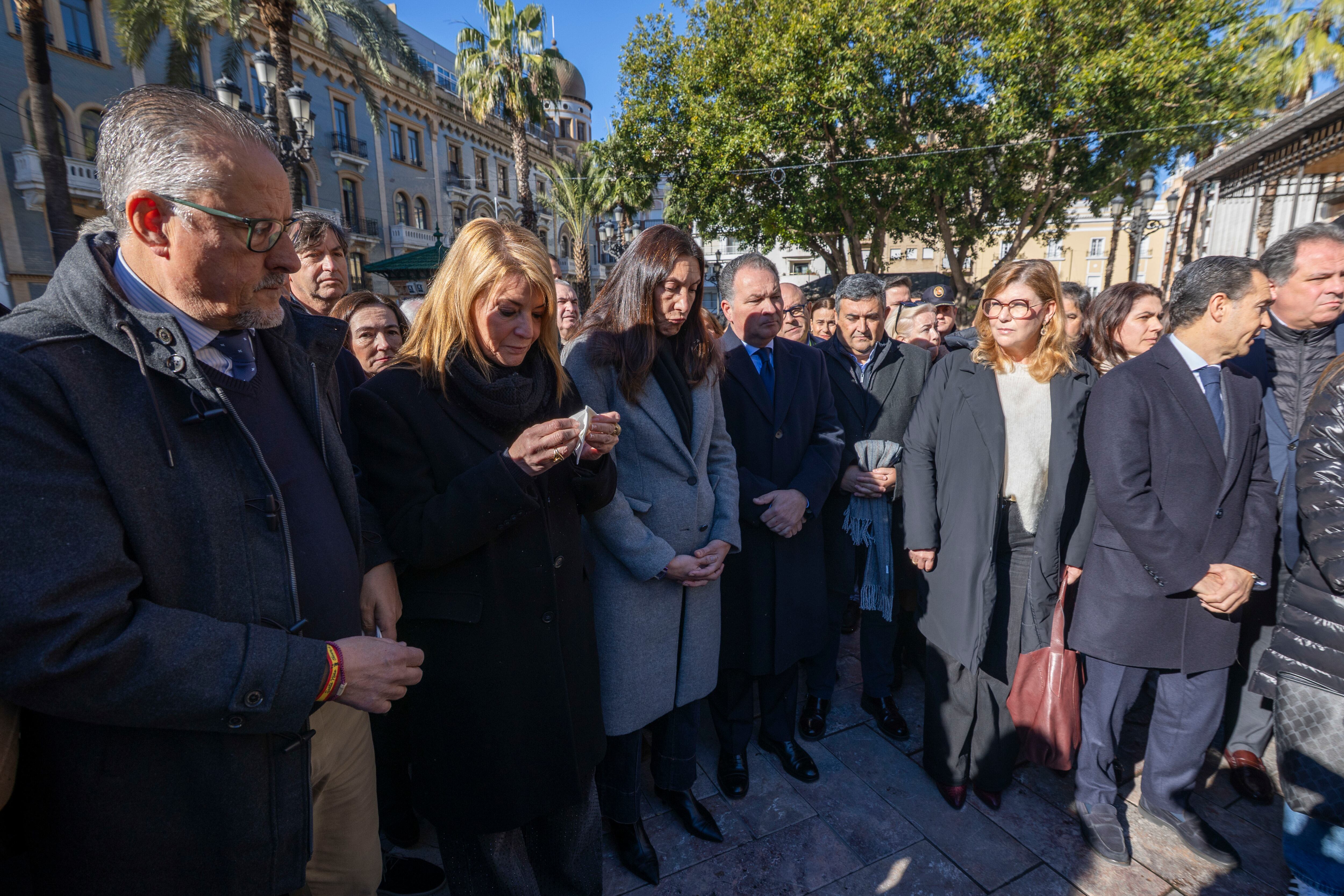 Este lunes se ha celebrado una concentración silenciosa en Huelva como homenaje a las víctimas por la tragedia ferroviaria de Adamuz. EFE/ Alberto Díaz