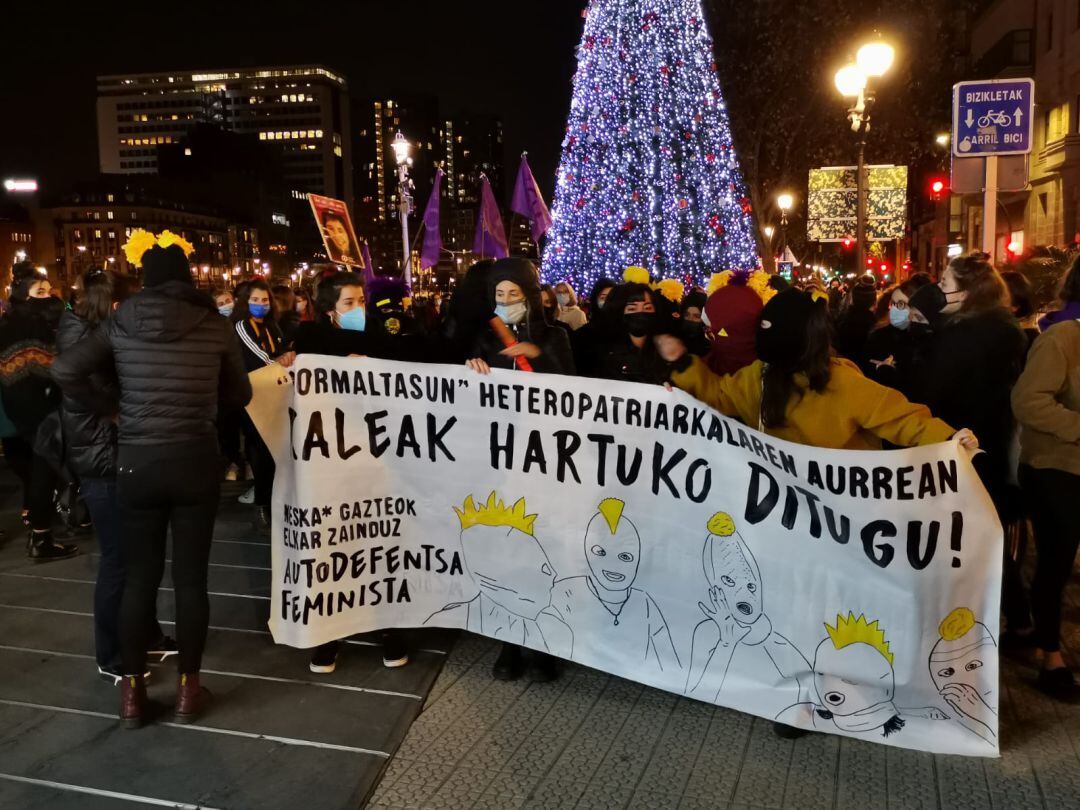 Miles de personas se manifiestan por la ría de Bilbao para pedir el fin de la violencia machista