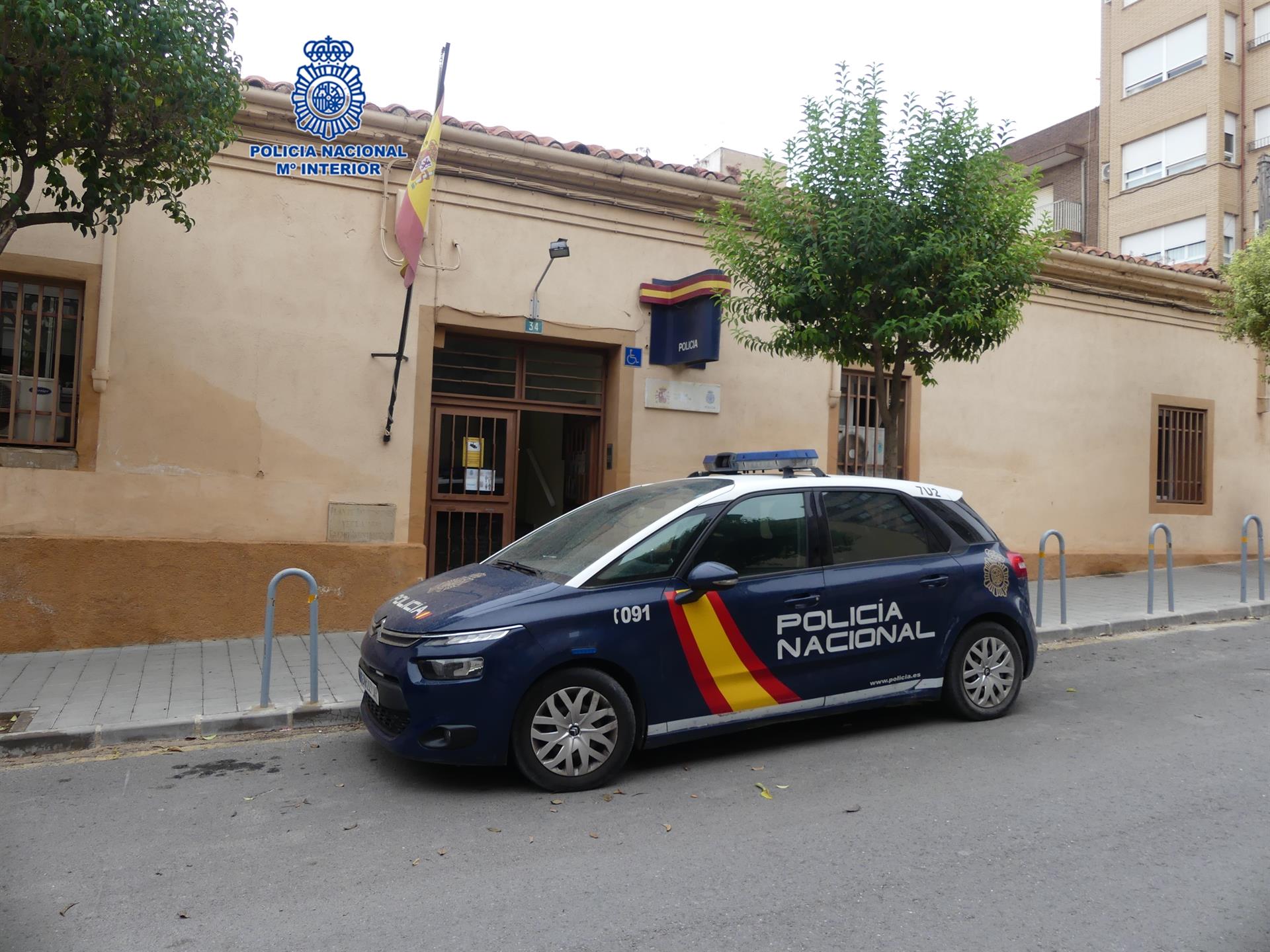 Un vehículo de la Policía Nacional estacionado frente a la Comisaría de Yecla (Murcia)