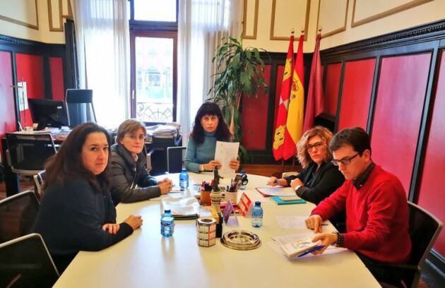 Reunión sobre Cultura entre Gloria Reguero, Rosalba Fonteríz, Ana Redondo, Charo Chávez y Pedro Herrero / Ayuntamiento Valladolid