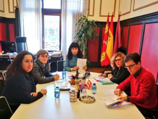 Reunión sobre Cultura entre Gloria Reguero, Rosalba Fonteríz, Ana Redondo, Charo Chávez y Pedro Herrero / Ayuntamiento Valladolid