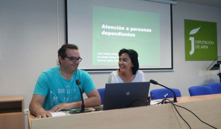 Antonia y Jose Andrés Godoy, conductores del programa &#039;Centro de Salud&#039; en Radio Jódar, en su charla en las Jornadas de la Salud de Jódar