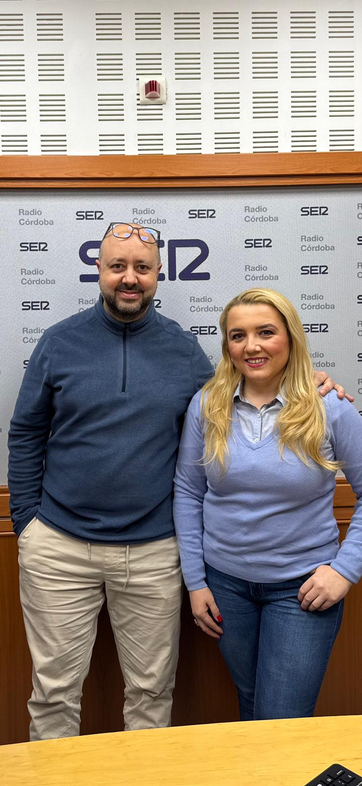 La periodista Rocío Górriz, junto a Jose Antonio Alba, en el estudio de la Cadena SER