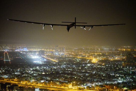 El avión Solar Impulse II antes de aterrizar en el aeropuerto de Al Batín, en Abu Dabi, Emiratos Árabes Unidos.