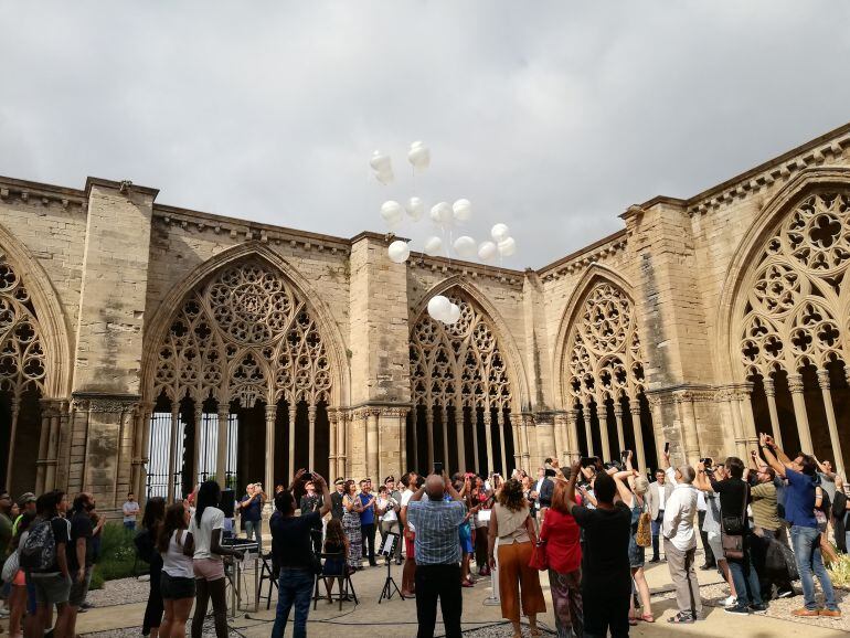 Des de la Seu Vella de Lleida s'han llençat globus blancs al cel, un per cadascuna de les víctimes dels atemptats d'ara fa un any a Barcelona i Cambrils.