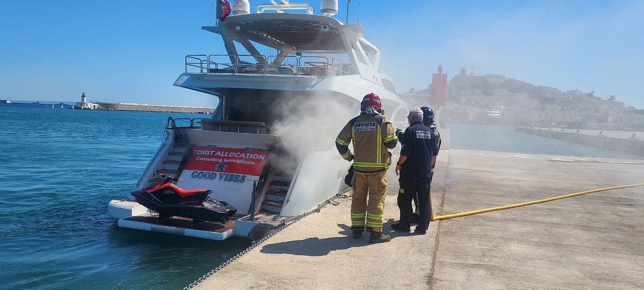 Imagen de las tareas de extinción del fuego facilitada por la Autoridad Portuaria