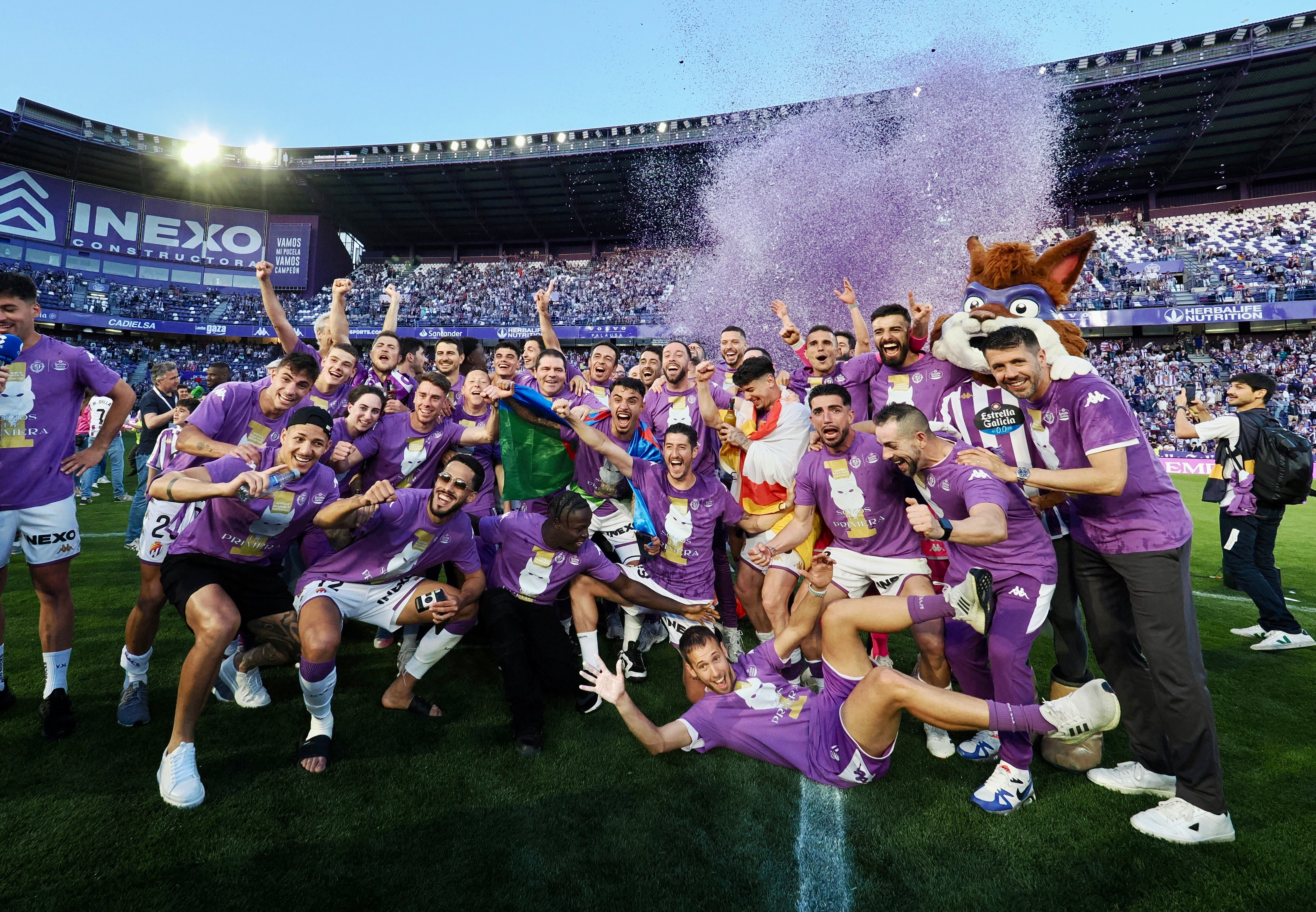 Los jugadores y afición del Valladolid celebran el ascenso