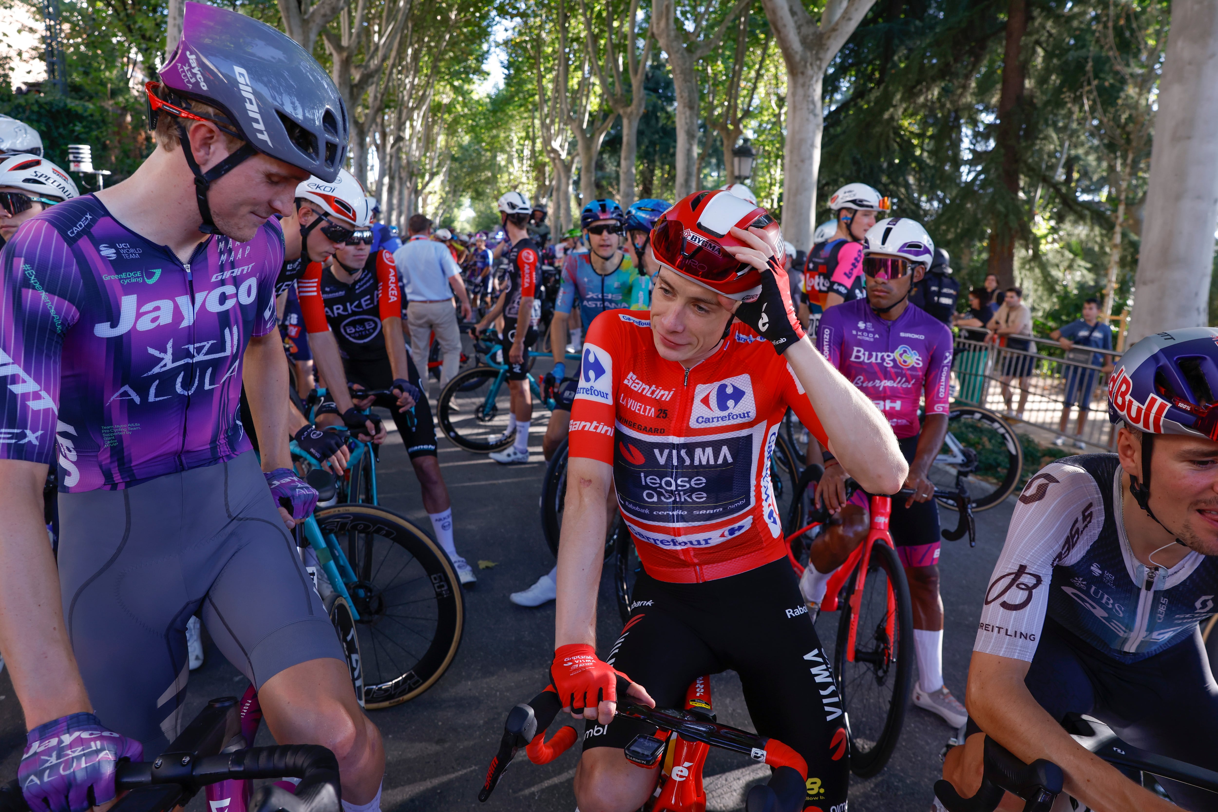 MADRID, 14/09/2025.- El líder de la general, el danés Jonas Vingegaard, tras la finalización de la 80 edición de la Vuelta a España a unos 57 kilómetros de la meta debido a los disturbios que se han producido en varias calles del centro de Madrid, donde los manifestantes propalestinos han ocupado las calzadas y han protagonizado enfrentamientos con la Policía.- EFE/Javier Lizón